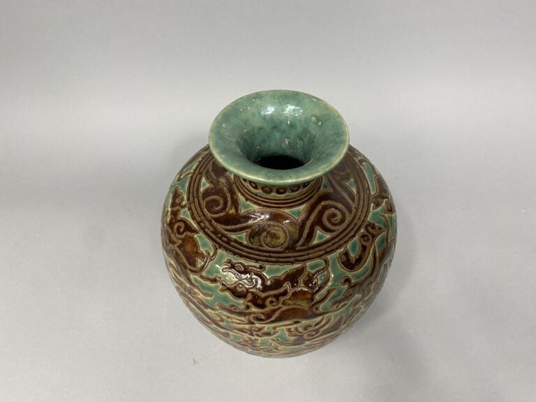 Vietnam, Bien Hoa - Vase en grès émaillé dans les tons vert et marron à décor d…