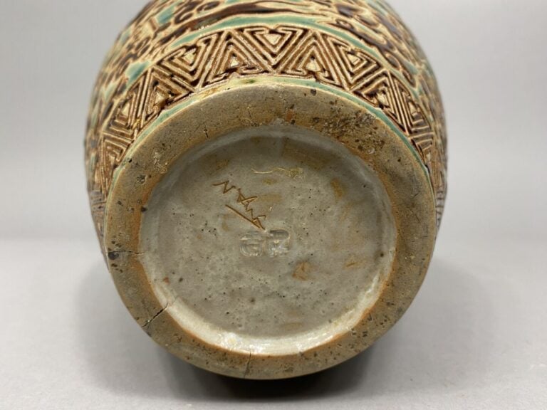 Vietnam, Bien Hoa - Vase en grès émaillé dans les tons vert et marron à décor d…