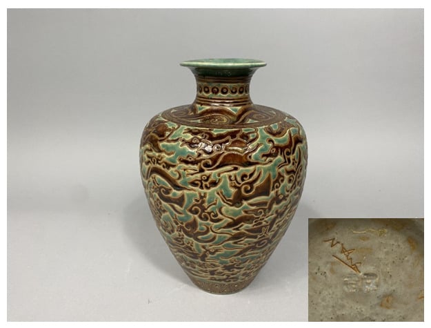 Vietnam, Bien Hoa - Vase en grès émaillé dans les tons vert et marron à décor d…