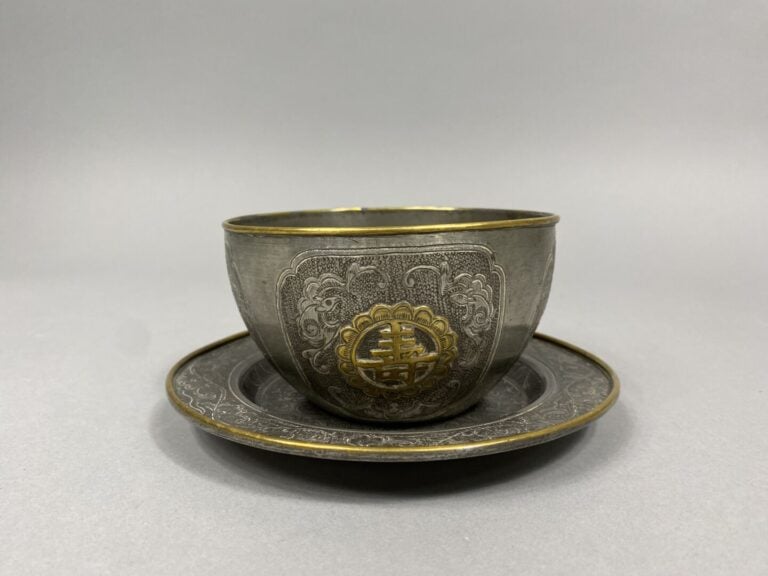 Vietnam - Bol et petite assiette en métal argenté à décor en léger relief de dr…