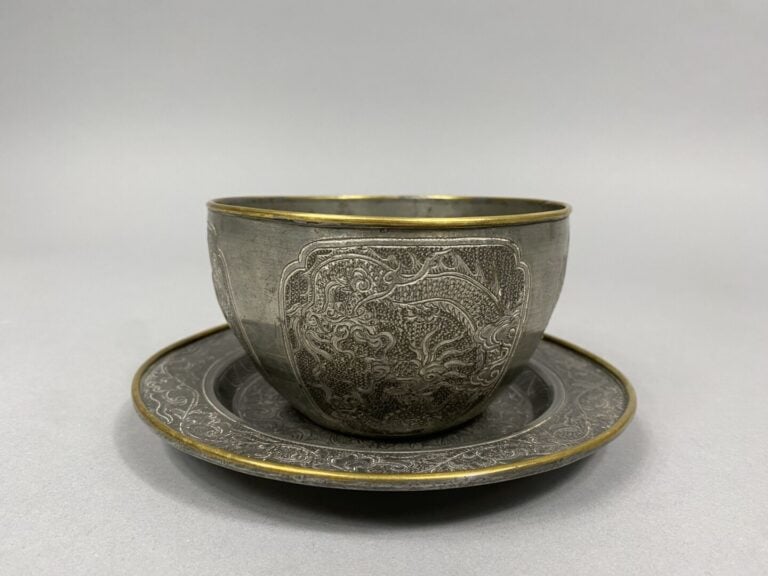 Vietnam - Bol et petite assiette en métal argenté à décor en léger relief de dr…
