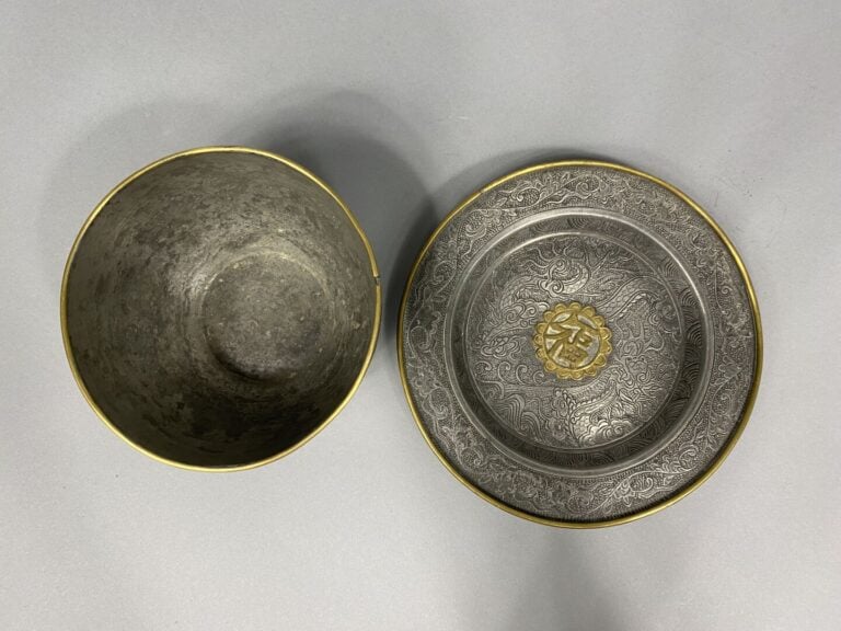 Vietnam - Bol et petite assiette en métal argenté à décor en léger relief de dr…