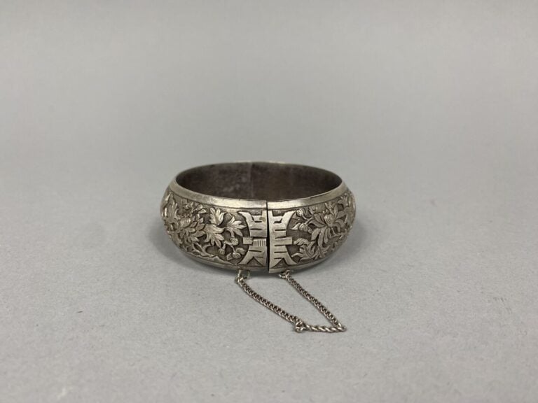 Vietnam - Bracelet jonc en argent (800) à décor en léger relief d'oiseaux branc…