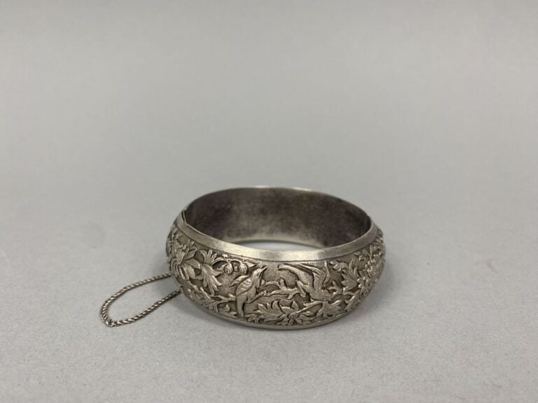 Vietnam - Bracelet jonc en argent (800) à décor en léger relief d'oiseaux branc…
