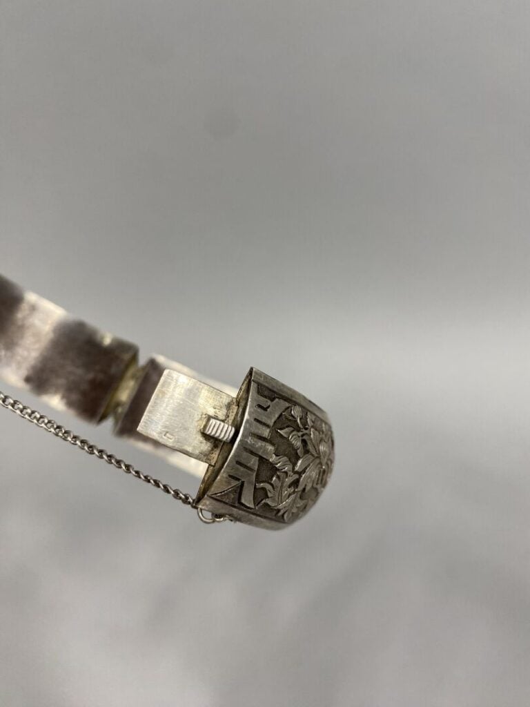 Vietnam - Bracelet jonc en argent (800) à décor en léger relief d'oiseaux branc…