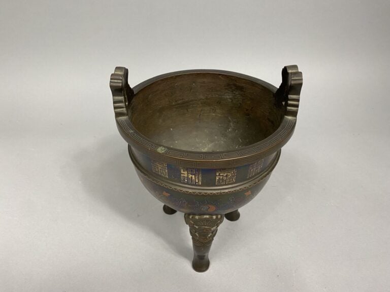 Vietnam - Brûle-parfum en bronze et incrustations d'argent et cuivre à décor d'…