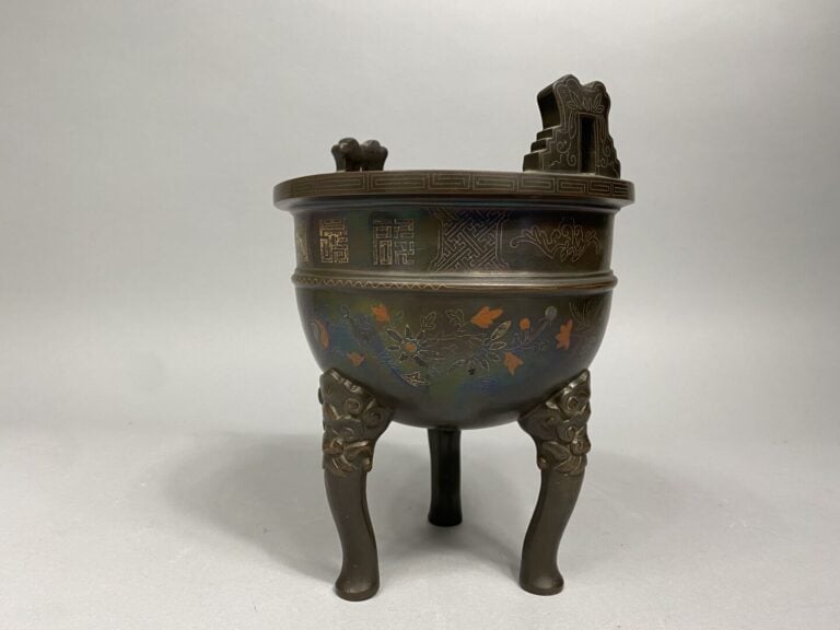 Vietnam - Brûle-parfum en bronze et incrustations d'argent et cuivre à décor d'…
