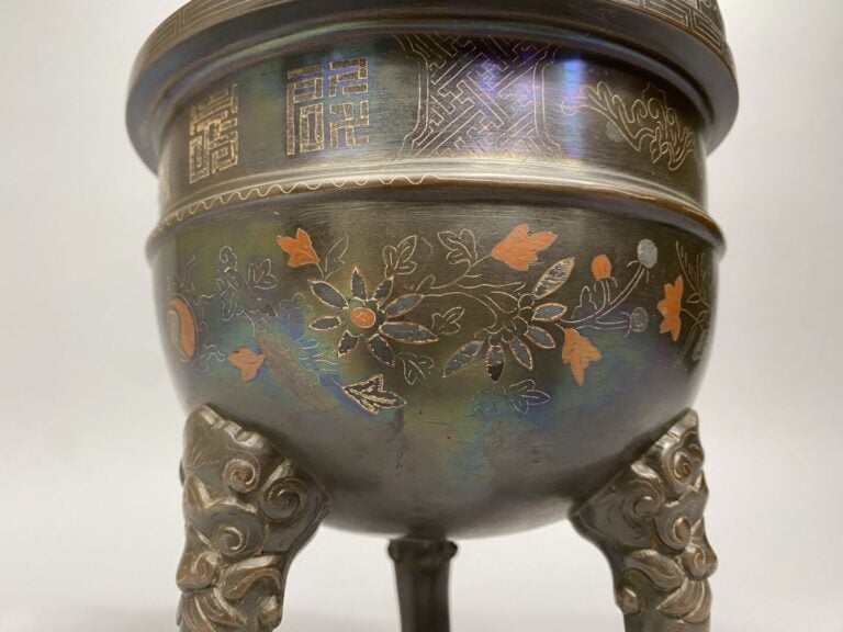 Vietnam - Brûle-parfum en bronze et incrustations d'argent et cuivre à décor d'…