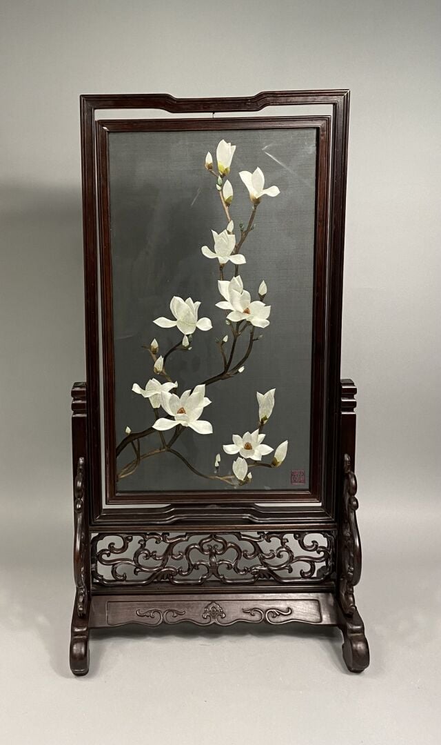 Vietnam - Ecran en bois sculpté et mouluré à décor de rinceaux feuillagés. La p…