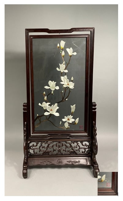 Vietnam - Ecran en bois sculpté et mouluré à décor de rinceaux feuillagés. La p…