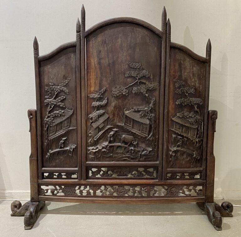 Vietnam - Important écran en bois richement sculpté formant tryptique à décor d…