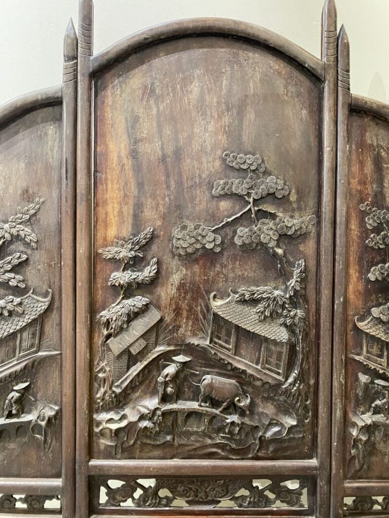 Vietnam - Important écran en bois richement sculpté formant tryptique à décor d…