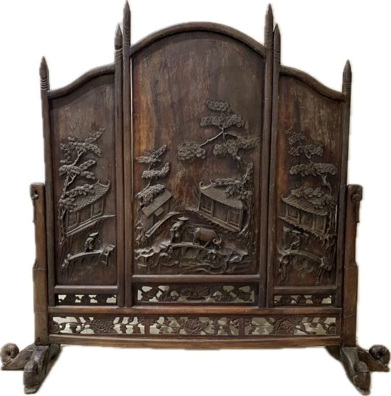 Vietnam - Important écran en bois richement sculpté formant tryptique à décor d…