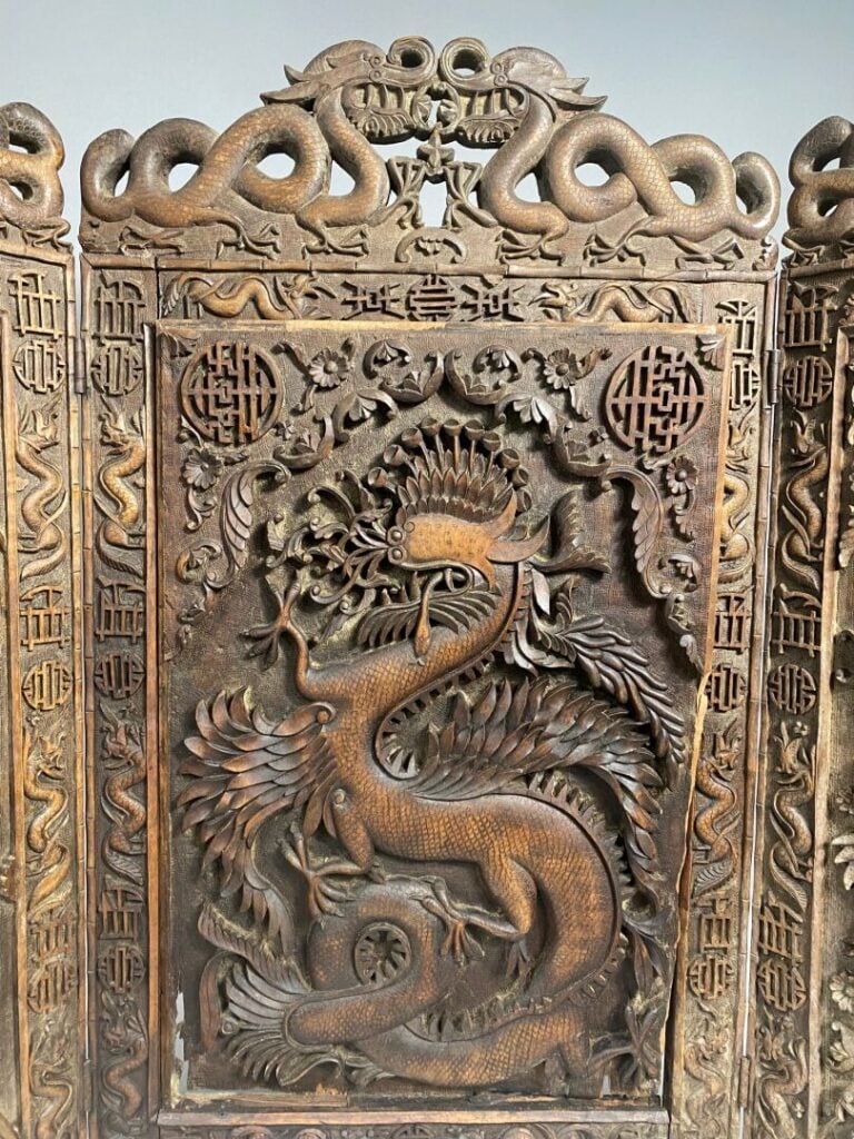 Vietnam - Important écran triptyque en bois richement sculpté de dragons, chauv…