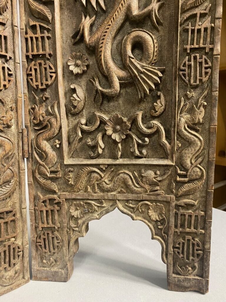 Vietnam - Important écran triptyque en bois richement sculpté de dragons, chauv…