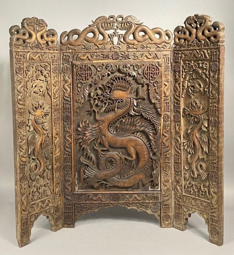 Vietnam - Important écran triptyque en bois richement sculpté de dragons, chauv…