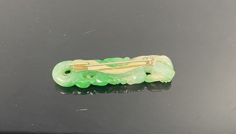 Vietnam, Indochine, XXe siècle - Broche en métal sertie de brillants et de jade…
