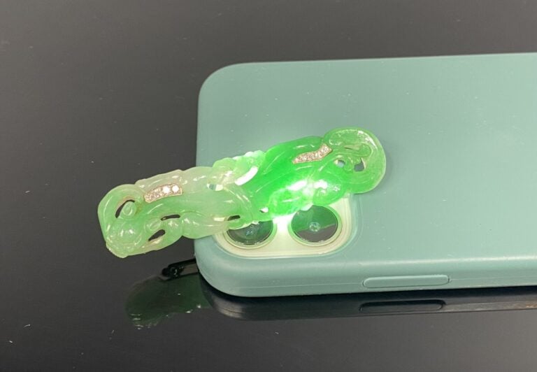 Vietnam, Indochine, XXe siècle - Broche en métal sertie de brillants et de jade…