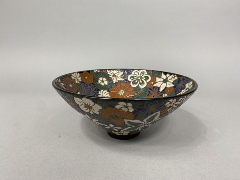 Vietnam - Large bol en grès émaillé polychrome à décor dit "mille fleurs" - Dia…