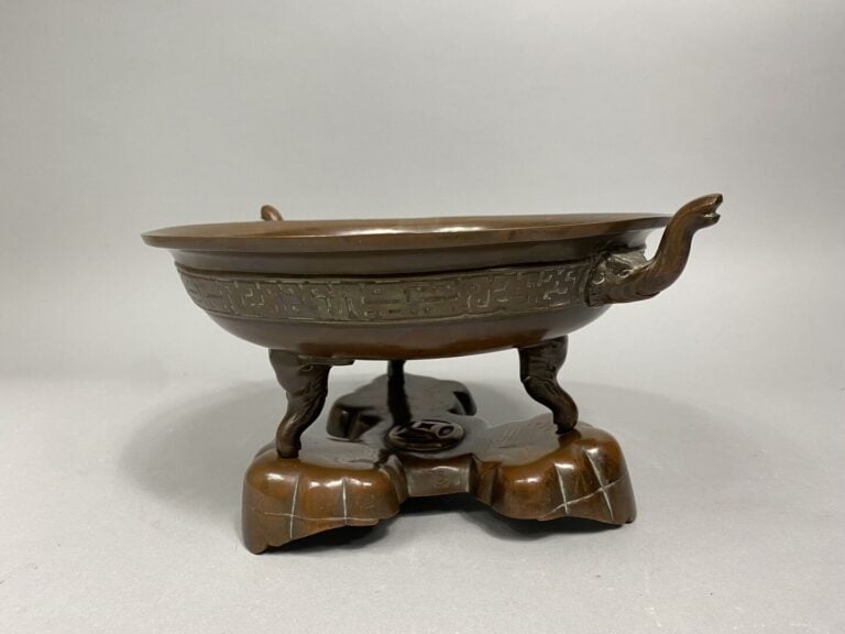 Vietnam - Large coupe tripode en bronze et incrustations à décor en relief à l'…