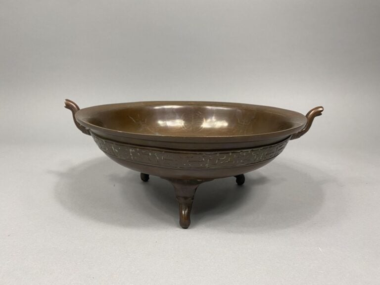 Vietnam - Large coupe tripode en bronze et incrustations à décor en relief à l'…