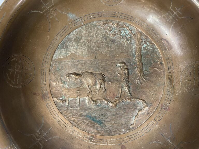 Vietnam - Large coupe tripode en bronze et incrustations à décor en relief à l'…