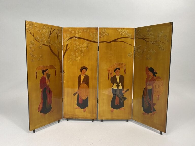 Vietnam - Petit paravent en bois laqué doré figurant quatre femmes aux chapeaux…
