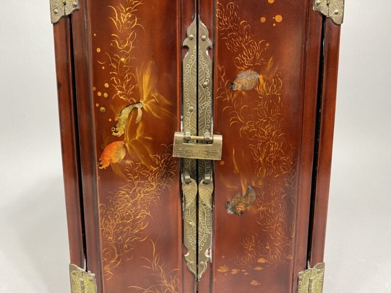 Vietnam - Petite armoire à bijoux de forme rectangulaire à décor laqué de poiss…
