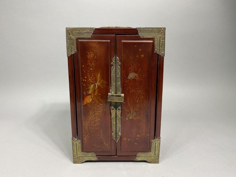 Vietnam - Petite armoire à bijoux de forme rectangulaire à décor laqué de poiss…
