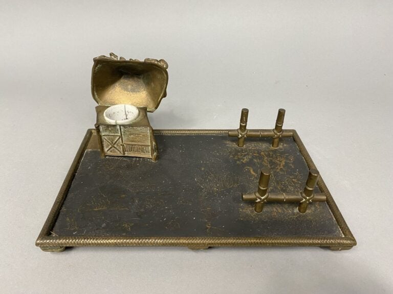 Vietnam - Plateau encrier en bronze à décor gravé d'un bord d'étang avec canard…