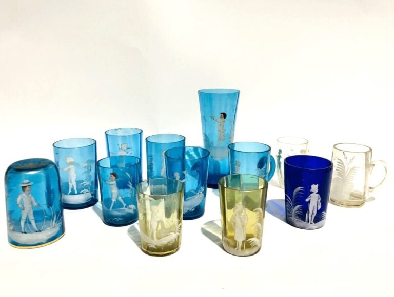 13 verres Mary Gregory a decor émaillé d'enfants : sept en verre bleu canard do…