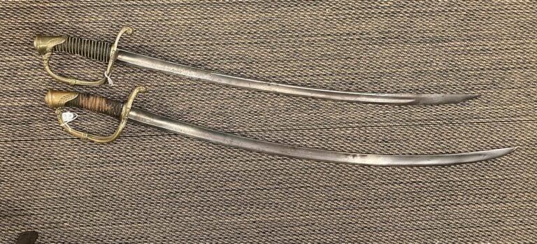2 sabres d'officier Modèle 1821. Usures. SF.