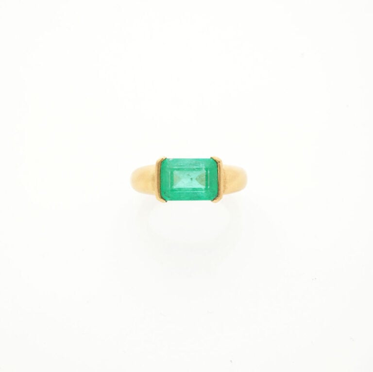 ANTICOA - Bague jonc en or jaune (750) brossé ornée d'une émeraude rectangulair…