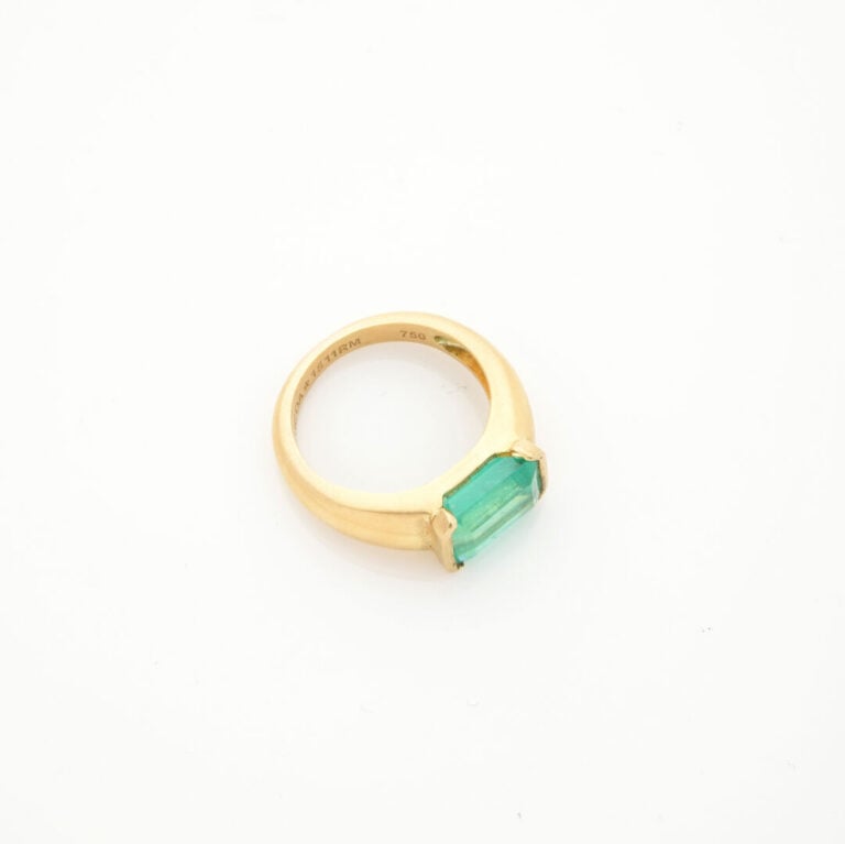 ANTICOA - Bague jonc en or jaune (750) brossé ornée d'une émeraude rectangulair…