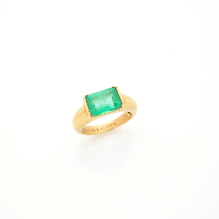 ANTICOA - Bague jonc en or jaune (750) brossé ornée d'une émeraude rectangulair…