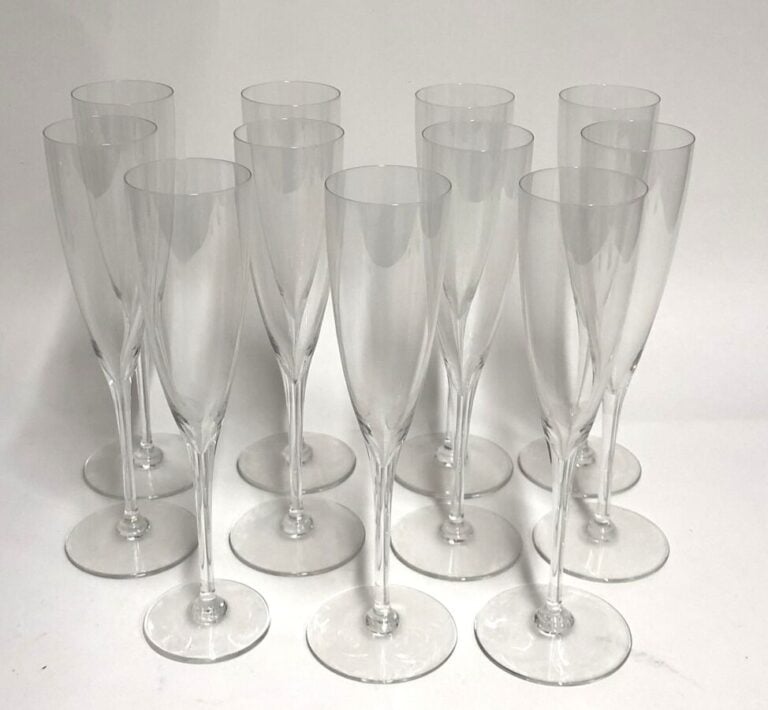 BACCARAT - 11 flûtes à champagne en cristal Baccarat. H : 23,5 cm - + on joint…