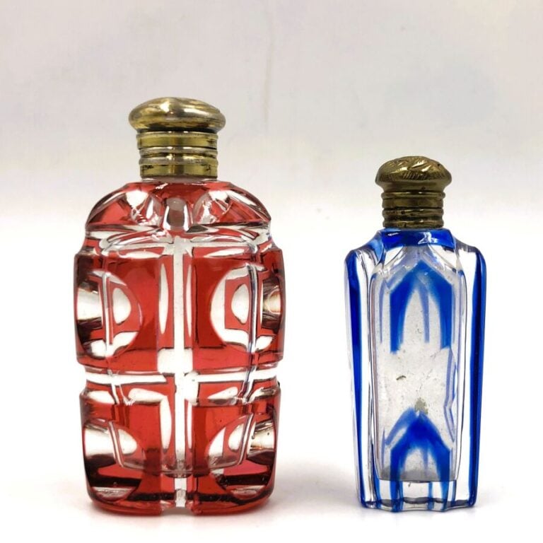 Baccarat. Deux flacons à sels, l'un en cristal overlay rose translucide taillé…