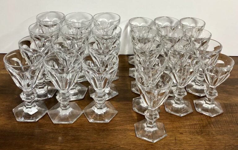 BACCARAT - Ensemble de verre en cristal comprenant : - - 2 grands verres à eau…