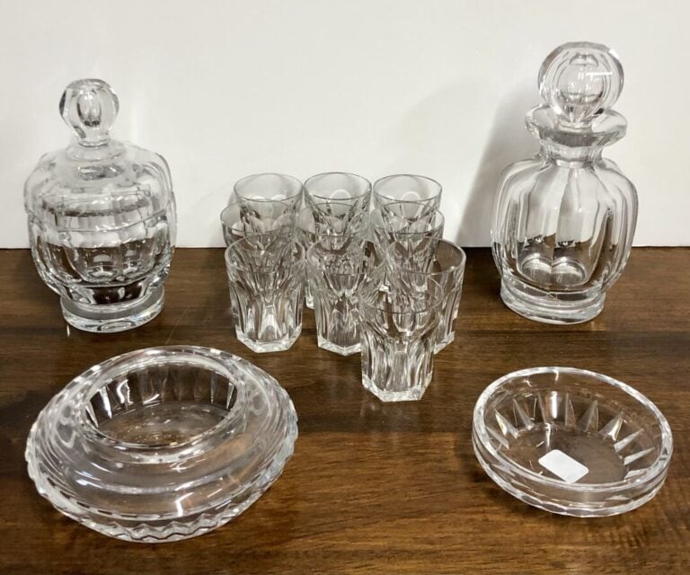BACCARAT - Ensemble de verre en cristal comprenant : - - 2 grands verres à eau…
