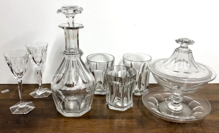 BACCARAT - Ensemble de verre en cristal comprenant : - - 2 grands verres à eau…