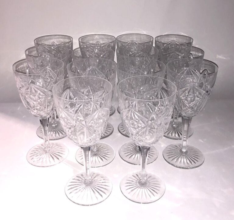 BACCARAT - Fort ensemble de verres en cristal taillé comprenant : - -13 coupes…