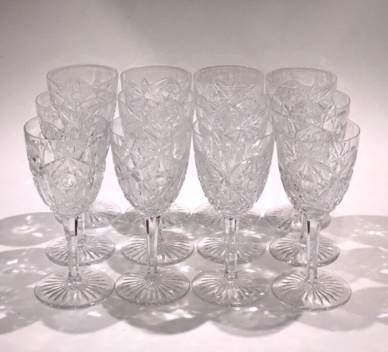BACCARAT - Fort ensemble de verres en cristal taillé comprenant : - -13 coupes…
