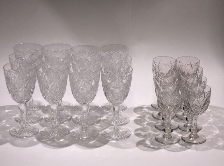 BACCARAT - Fort ensemble de verres en cristal taillé comprenant : - -13 coupes…