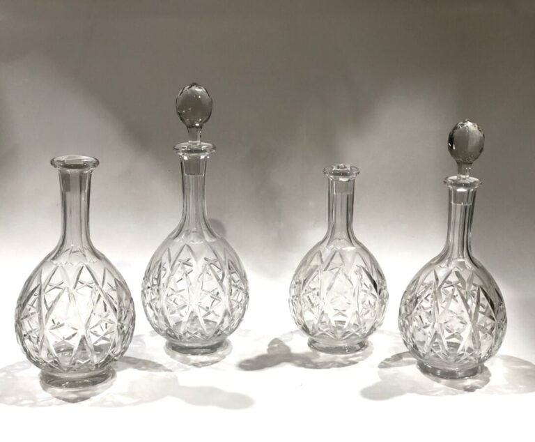 BACCARAT - Fort ensemble de verres en cristal taillé comprenant : - -13 coupes…