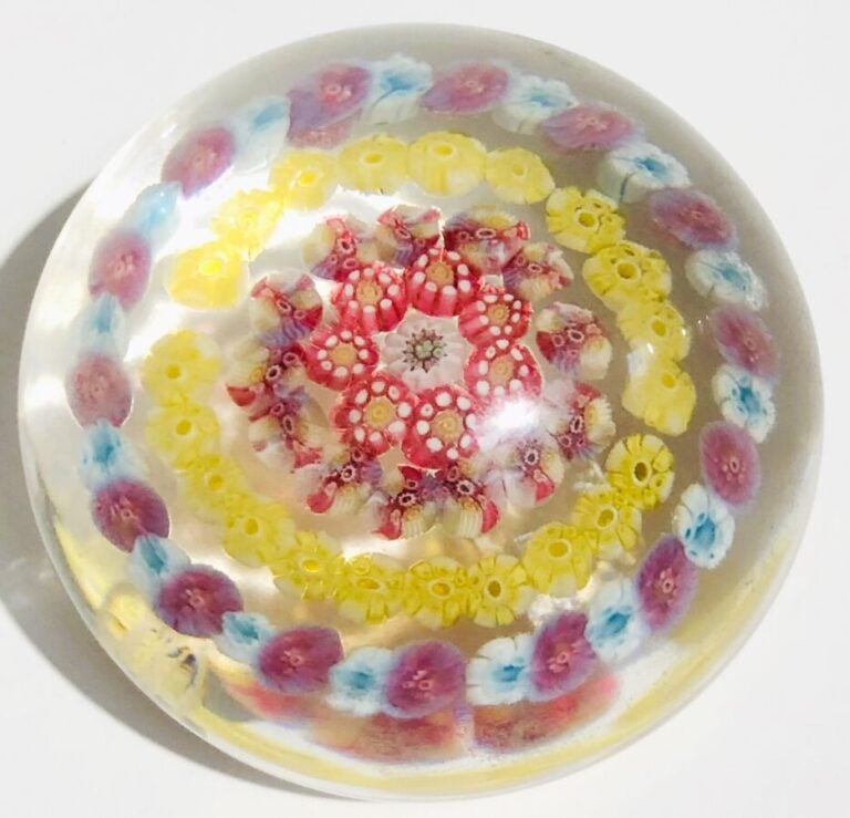 Baccarat. Presse-papiers à décor de cercles concentriques de bonbons polychrome…