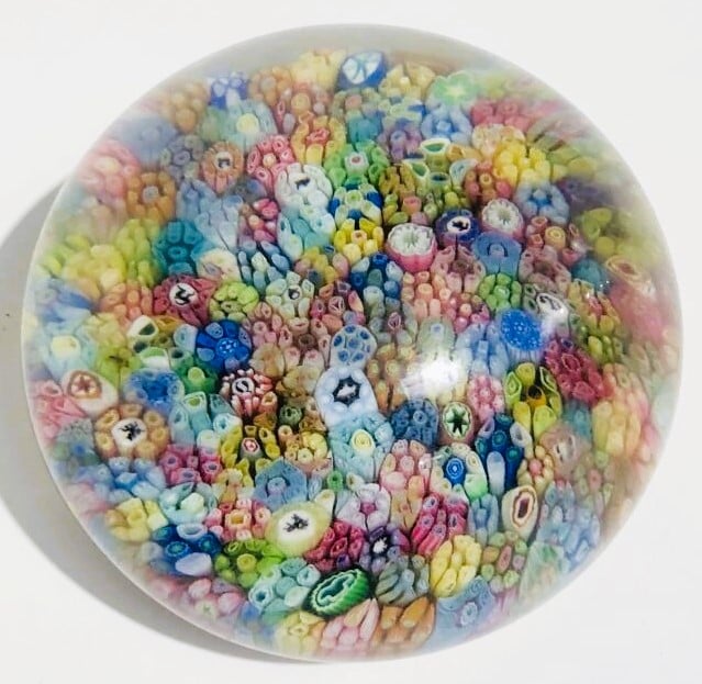 Baccarat. Presse-papiers daté 1968 à décor de millefiori dont douze silhouettes…
