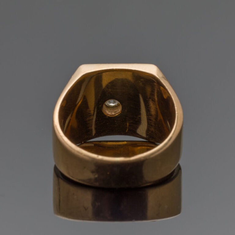 BAGUE "chevalière" en platine (850‰) et or jaune (750‰) ciselé, serti d'un diam…
