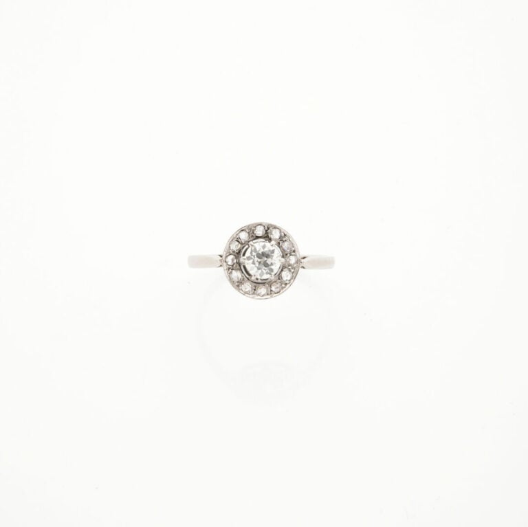 BAGUE circulaire en platine (950‰) serti d'un diamant central taille ancienne e…