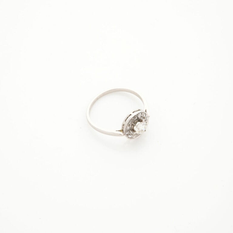 BAGUE circulaire en platine (950‰) serti d'un diamant central taille ancienne e…