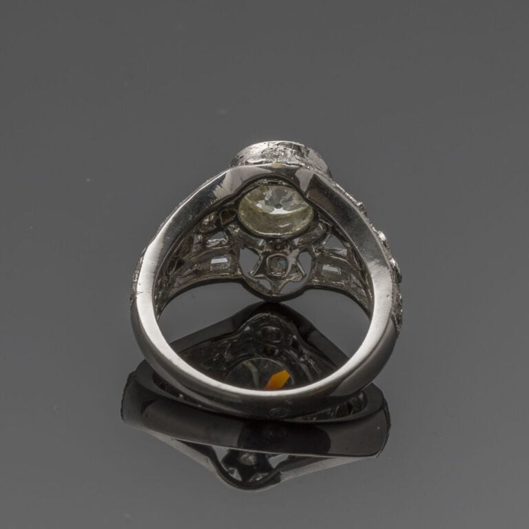 BAGUE "dôme" en or gris (750‰) ajouré et ciselé, serti d'un diamant taille anci…